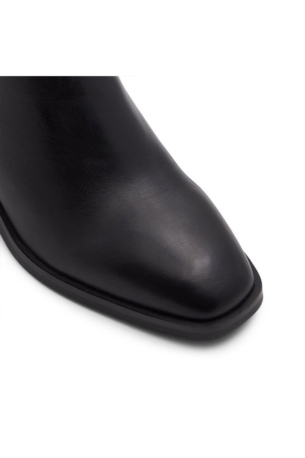 시라베스 필로우워크 앵클 부츠 - 블랙(ADB1B016FZ001)은 가을과 겨울에 어울리는 여성용 앵클 부츠입니다. 라운드 앞코에 블랙 컬러, 가죽 소재로 제작되어 세련된 느낌을 선사합니다. 로우힐 디자인과 버클 디테일은 클래식, 미니멀, 시크한 스타일을 연출하며, 출근룩, 오피스룩, 모임룩 등 다양한 TPO에 활용 가능합니다. 무지 패턴으로 심플하고 베이직한 디자인이 특징입니다. 편안한 착용감과 시크한 스타일을 동시에 만족시키는 아이템입니다.
