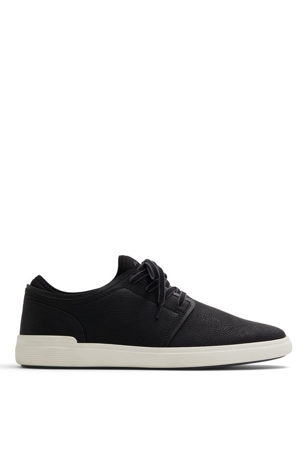 오모노 필로우워크 스니커즈 - 블랙 ADC2N140FZ001는 캐주얼 스타일의 남성용 스니커즈입니다. 봄, 여름, 가을에 적합하며, 캔버스 소재로 제작되어 편안한 착용감을 제공합니다. 라운드 앞코와 레이스업 디자인으로, 산책룩과 미니멀한 스타일에 잘 어울립니다. 발볼은 일반이며, 로우탑 디자인과 무지 패턴으로 깔끔함을 더했습니다. 가볍고 편안한 일상화를 찾는 남성에게 추천합니다.
