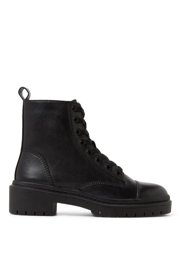 고어-인 필로우워크 앵클 부츠 - 블랙 ADD1B076FZ001은 여성용 앵클 부츠입니다. 라운드 토우 디자인에 가죽 소재로 제작되어, 가을과 겨울철에 착용하기 좋습니다. 고어텍스 기술이 적용되어 방수 및 통기성이 뛰어나며, 발을 편안하게 유지해줍니다. 청키힐 스타일의 중굽으로, 클래식, 미니멀, 시크 스타일의 출근룩에 잘 어울립니다. 레이스업 방식으로, 블랙 색상의 무지 디자인으로 다양한 룩에 매치하기 용이합니다.
