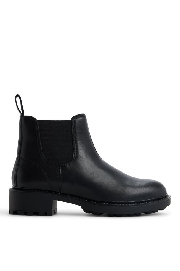 페이버셤 앵클 부츠 - 블랙 ADD1B075FZ001은 여성용 앵클 부츠로, 가을과 겨울에 착용하기 좋습니다. 라운드 앞코에 블랙 컬러, 가죽 소재로 제작되어 클래식, 미니멀, 시크한 스타일을 연출합니다. 일상, 출근룩, 모임룩에 모두 잘 어울리는 디자인이며, 고무밴드와 로우힐 굽으로 편안함과 스타일을 동시에 잡았습니다. 심플하고 베이직한 디자인으로 다양한 스타일에 매치하기 용이합니다.
