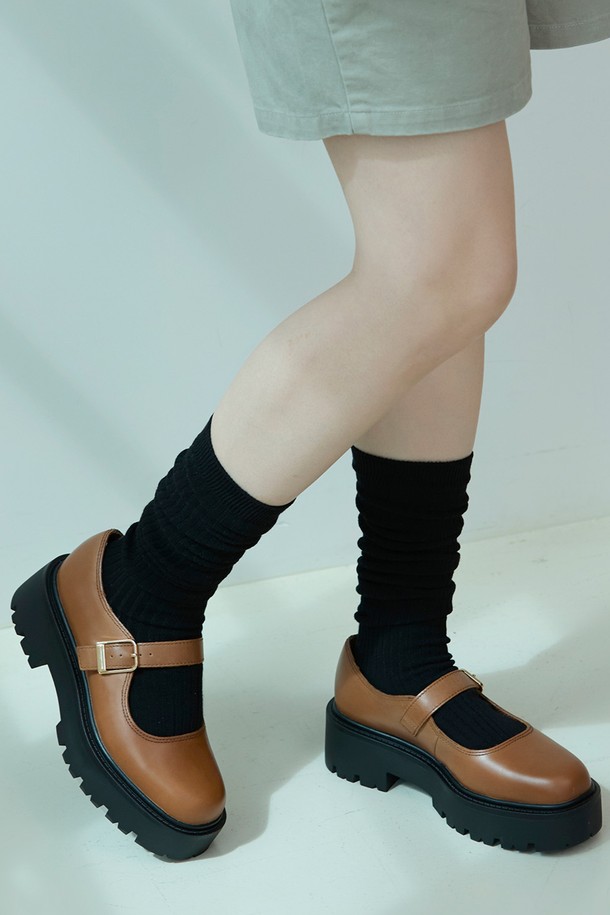 아리곤 필로우워크 로퍼 - 미디엄 브라운 ADD1S005FZ210는 여성용 로퍼입니다. 라운드 앞코와 버클 장식이 특징이며, 가죽 소재에 미디엄 브라운 색상으로 클래식하고 시크한 스타일을 연출합니다. 봄, 가을에 어울리며, 굽 높이는 중굽, 굽 타입은 청키힐로 안정적인 착용감을 제공합니다. 출근룩, 모임룩, 데이트룩 등 다양한 TPO에 활용 가능한 데일리 로퍼로, 플랫폼 굽과 두꺼운 밑창 디자인이 돋보입니다.
