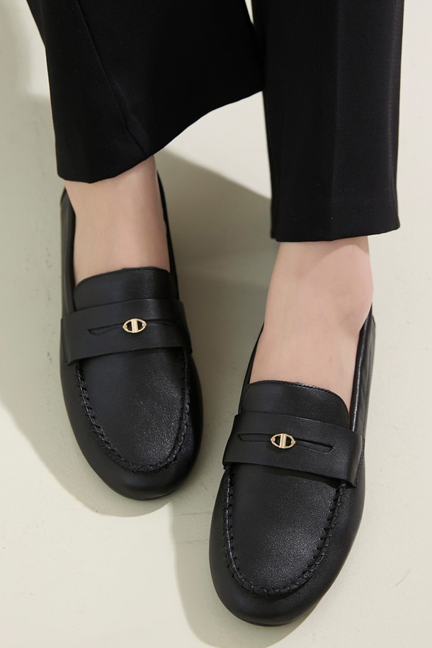 윌라에나 슬립온 - 블랙 ADD1S073FZ001는 캐주얼, 미니멀, 클래식 스타일을 지향하는 여성 고객을 위한 신발입니다. 봄, 가을에 착용하기 좋으며, 일상생활에서 편안하게 신을 수 있습니다. 라운드 앞코에 플랫 로우힐 디자인으로, 합성가죽 소재를 사용하여 심플하고 세련된 느낌을 줍니다. 무지 패턴의 블랙 컬러 슬립온으로, 출근룩과 산책룩 등 다양한 TPO에 활용할 수 있습니다. 로우컷 탑라인으로 발목이 드러나 시원하며, 일반 발볼에 맞춰 제작되었습니다.
