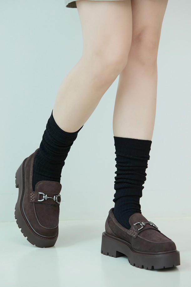 원아메스 필로우워크 로퍼 - 다크 브라운 ADD1S071FZ201은 여성용 로퍼로, 일상, 출근, 오피스, 모임룩에 모두 잘 어울립니다. 봄, 가을에 착용하기 좋으며, 라운드 앞코와 로우컷 탑라인, 청키솔 디자인이 특징입니다. 다크 브라운 컬러의 가죽 소재로 제작되었으며, 버클 여밈으로 클래식, 미니멀, 시크한 스타일을 연출할 수 있습니다. 로우힐 굽으로 편안함을 더하여, 발볼이 일반적인 여성분들에게 적합합니다.
