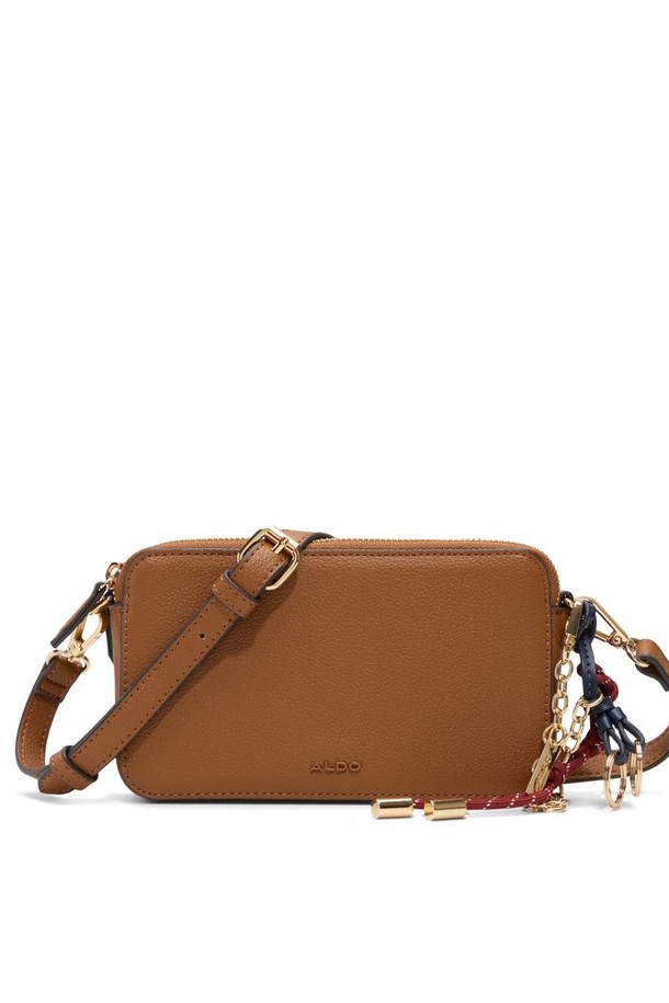 세련된 디자인의 데미 크로스 바디 - 탄(TAN) ADD1H090HZ274 가방입니다. 부드러운 합성가죽 소재에 탄(TAN) 컬러로 제작되어, 미니멀하고 시크한 스타일을 연출합니다. 버클 장식과 사각 모양이 특징이며, 숄더 스트랩으로 크로스백 또는 숄더백으로 활용 가능합니다. 지퍼형 잠금 방식으로 소지품을 안전하게 보관할 수 있으며, 데이트룩, 모임룩에 잘 어울립니다. 클래식, 미니멀, 시크 스타일을 즐겨 입는 여성분들께 추천합니다.
