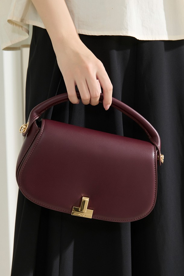 윌라마이 크로스 바디 - 다크 플럼 ADD1H054HZ508는 여성용 크로스백입니다. 미디엄 사이즈의 합성가죽 소재, 무지 패턴에 버클 장식이 돋보이는 반원 형태의 가방입니다. 다크 플럼 색상으로 세련된 분위기를 연출하며, 숄더 스트랩은 탈부착이 가능하여 실용적입니다. 버클형 잠금 방식으로 내용물을 안전하게 보호하며, 데이트룩, 모임룩, 소개팅룩 등 다양한 TPO에 활용 가능합니다. 클래식, 미니멀, 시크 스타일을 즐기는 여성에게 추천하며, 크로스백 기능으로 편안함을 더합니다.
