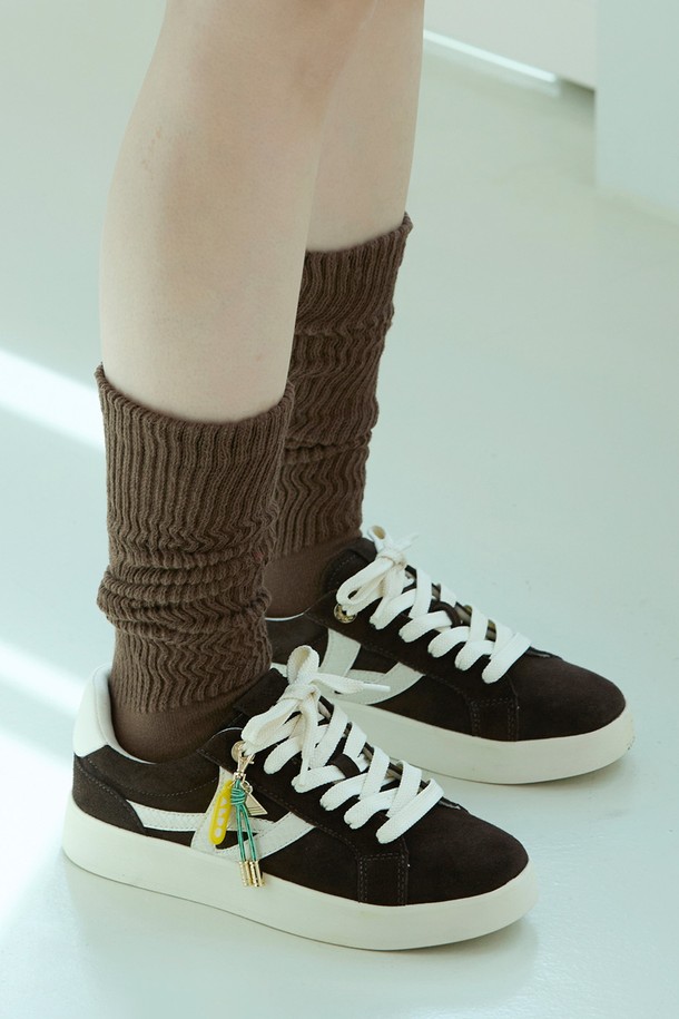 엠티엘72 필로우워크 스니커즈 - 다크 브라운 ADD1N017FZ201은 남성을 위한 캐주얼 스니커즈입니다. 봄, 여름, 가을 계절에 착용하기 좋으며, 일상생활에서 편안하게 신을 수 있습니다. 다크 브라운 컬러의 무지 디자인에 라운드 앞코, 플랫 굽으로 편안함을 더했습니다. 끈으로 여미는 로우탑 스타일로, 출근룩이나 산책룩에 미니멀하고 클래식한 분위기를 연출할 수 있습니다. 데일리 스니커즈로 활용하기 좋은 아이템입니다.
