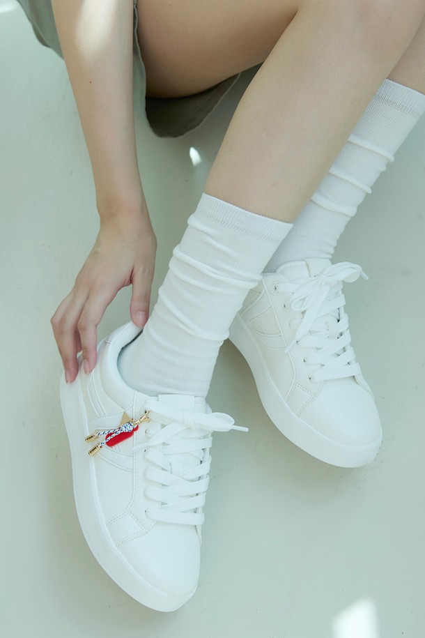 엠티엘72 필로우워크 스니커즈 - 화이트 ADD1N017FZ100는 남성용으로, 봄, 여름, 가을에 착용하기 좋은 캐주얼 스니커즈입니다. 라운드 앞코에 무지 패턴, 끈으로 여미는 스타일이며 로우탑 디자인으로 제작되었습니다. 합성가죽 소재로 제작되었으며, 쿠션감이 있어 편안한 착화감을 제공합니다. 일상생활, 캐주얼룩, 산책룩, 미니멀, 클래식 스타일에 잘 어울립니다.
