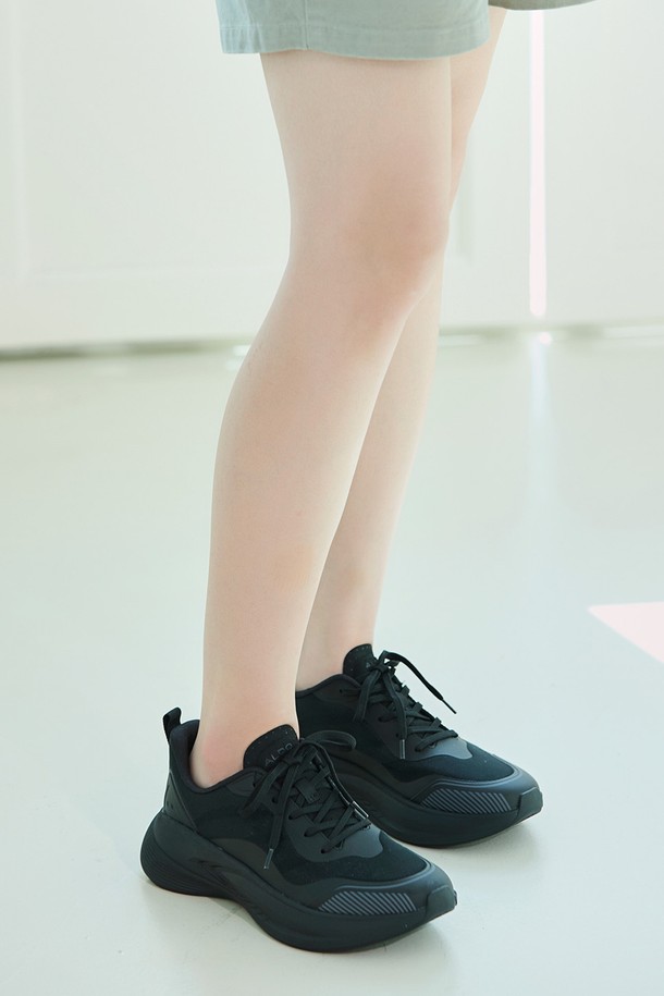 필로우스텝 필로우워크 스니커즈 - 블랙 ADD1N014FZ001는 남성용 운동화입니다. 일상생활과 러닝에 적합하며, 봄, 여름, 가을 계절에 착용하기 좋습니다. 라운드 앞코에 블랙 컬러, 무지 디자인으로 미니멀하고 스포티한 스타일을 연출합니다. 합성가죽과 메쉬 소재를 사용하여 가볍고 통기성이 뛰어나 편안한 착용감을 제공하며, 플랫 굽에 끈으로 여미는 로우탑 디자인입니다.
