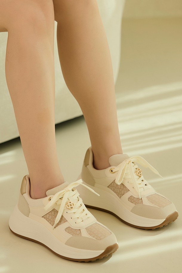 켄배리 필로우워크 스니커즈 - 토프 ADD1N067FZ252는 남성용 스니커즈로, 일상 및 워킹에 적합합니다. 부드러운 토프 컬러의 무지 디자인에 라운드 앞코와 레이스업 잠금장치가 특징입니다. 봄, 여름, 가을 계절에 착용하기 좋으며, 가볍고 편안한 착용감을 제공합니다. 합성가죽 소재로 제작되어 캐주얼, 미니멀, 클래식 스타일의 출근룩과 산책룩에 매치하기 좋습니다. 굽 높이는 낮으며, 플랫 타입으로 편안함을 더했습니다.