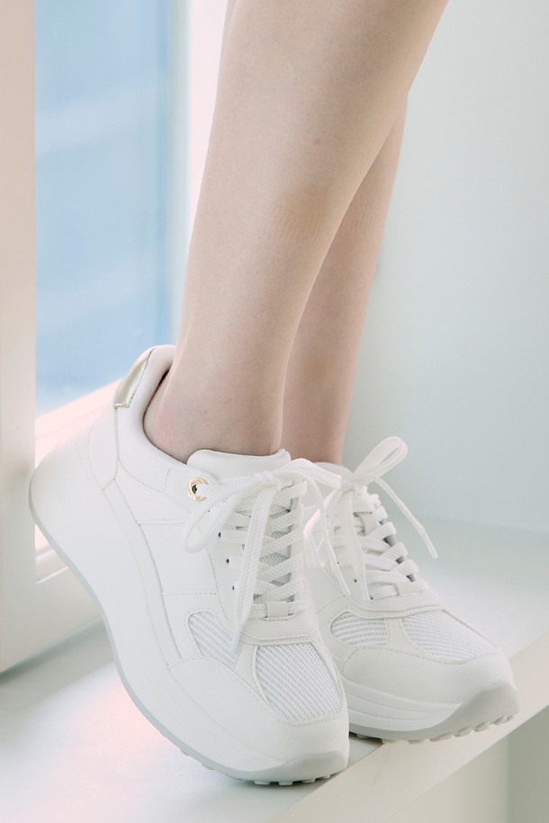 **켄배리 필로우워크 스니커즈 - 화이트 콤보 ADD1N067FZ172**는 남성용 **화이트** 컬러의 스니커즈입니다. 가볍게 제작되어 일상과 러닝 활동에 적합하며, 봄, 여름, 가을 계절에 착용하기 좋습니다. 라운드 앞코에 끈으로 여미는 디자인이며, 미니멀, 캐주얼, 스포티한 스타일을 연출할 수 있습니다. 합성가죽 소재로 제작되었으며, 낮은 굽과 플랫 형태의 밑창으로 편안한 착용감을 제공합니다. 러닝룩과 산책룩에 매치하여 활동적인 스타일을 완성해보세요.
