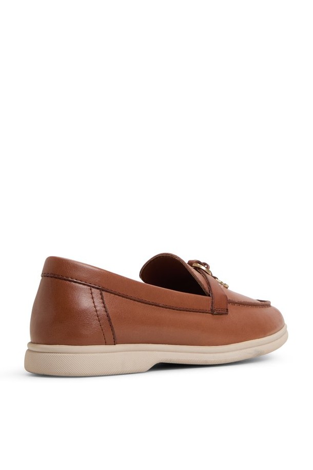 크레라스-인 필로우워크 로퍼는 여성스러움을 강조하는 로우컷 디자인으로, 부드러운 미디엄 브라운 컬러의 가죽 소재를 사용하여 고급스러운 분위기를 연출합니다. 라운드 앞코와 슬립온 스타일로 편안한 착용감을 제공하며, 플랫 굽과 필로우 쿠션으로 편안함을 더했습니다. 일상, 출근룩, 오피스룩, 모임룩 등 다양한 TPO에 활용 가능한 실용적인 아이템입니다. 클래식, 미니멀, 캐주얼 스타일을 즐겨 입는 여성분들에게 추천합니다.
