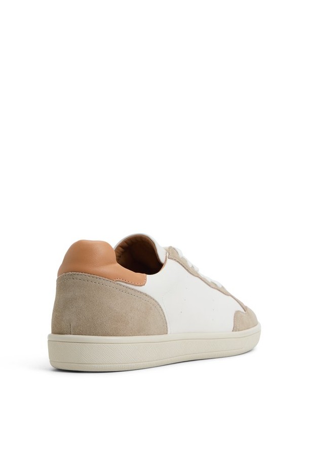 와일드브룩 스니커즈 - 크림색 ADC2F153FZ164는 남성용 신발로, 일상생활에서 편안하게 착용하기 좋은 스니커즈입니다. 부드러운 가죽과 스웨이드 소재를 사용하여 고급스러운 느낌을 주며, 라운드 앞코 디자인으로 편안한 착용감을 제공합니다. 크림색과 브라운 색상의 조화가 매력적이며, 무지 디자인으로 다양한 스타일에 매치하기 용이합니다. 봄, 여름, 가을 계절에 데이트룩, 산책룩 등 캐주얼, 레트로, 클래식 스타일로 연출하기 좋습니다. 끈 형태로 발을 안정적으로 잡아주며, 로우탑 디자인과 플랫한 굽으로 편안함을 더했습니다.
