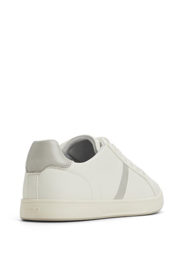 코엘린 필로우워크 스니커즈 - 화이트 ADC2N146FZ100는 남성을 위한 캐주얼 스니커즈입니다. 봄, 여름, 가을에 어울리는 이 신발은 라운드 앞코에 무지 디자인으로 심플함을 더했습니다. 합성가죽 소재로 제작되었으며, 플랫 굽과 끈으로 편안한 착용감을 제공합니다. 로우탑 디자인으로 산책룩, 미니멀 스타일 연출에 적합합니다. 평상시 편안하게 신을 수 있는 데일리 슈즈입니다.
