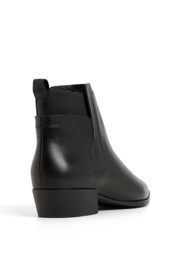 라넬다르 필로우워크 앵클 부츠 - 블랙 ADD1B078FZ001는 여성 고객을 위한 앵클 부츠입니다. 뾰족한 앞코와 로우힐 디자인으로, 가을과 겨울에 일상 및 출근, 오피스, 모임룩에 모두 잘 어울립니다. 심플한 디자인과 앵클 길이로 클래식, 미니멀, 시크한 스타일을 연출하기 좋습니다. 합성가죽 소재에 슬립온 방식으로 제작되었으며, 안감은 없습니다. 무지 패턴의 블랙 컬러로 다양한 스타일에 매치하기 용이합니다.
