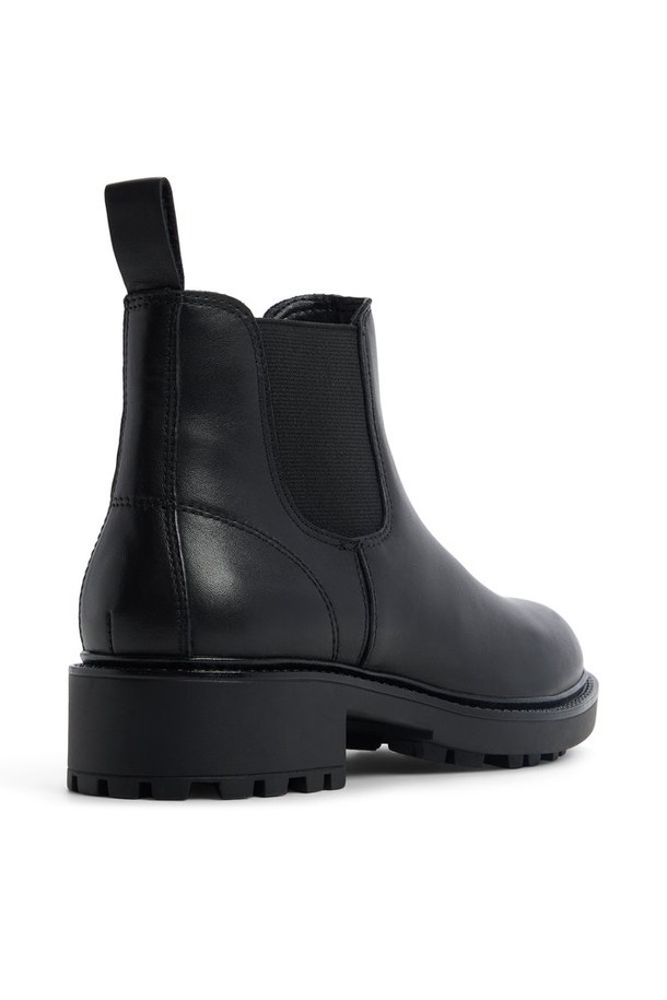 페이버셤 앵클 부츠 - 블랙 ADD1B075FZ001은 여성용 앵클 부츠로, 가을과 겨울에 착용하기 좋습니다. 라운드 앞코에 블랙 컬러, 가죽 소재로 제작되어 클래식, 미니멀, 시크한 스타일을 연출합니다. 일상, 출근룩, 모임룩에 모두 잘 어울리는 디자인이며, 고무밴드와 로우힐 굽으로 편안함과 스타일을 동시에 잡았습니다. 심플하고 베이직한 디자인으로 다양한 스타일에 매치하기 용이합니다.
