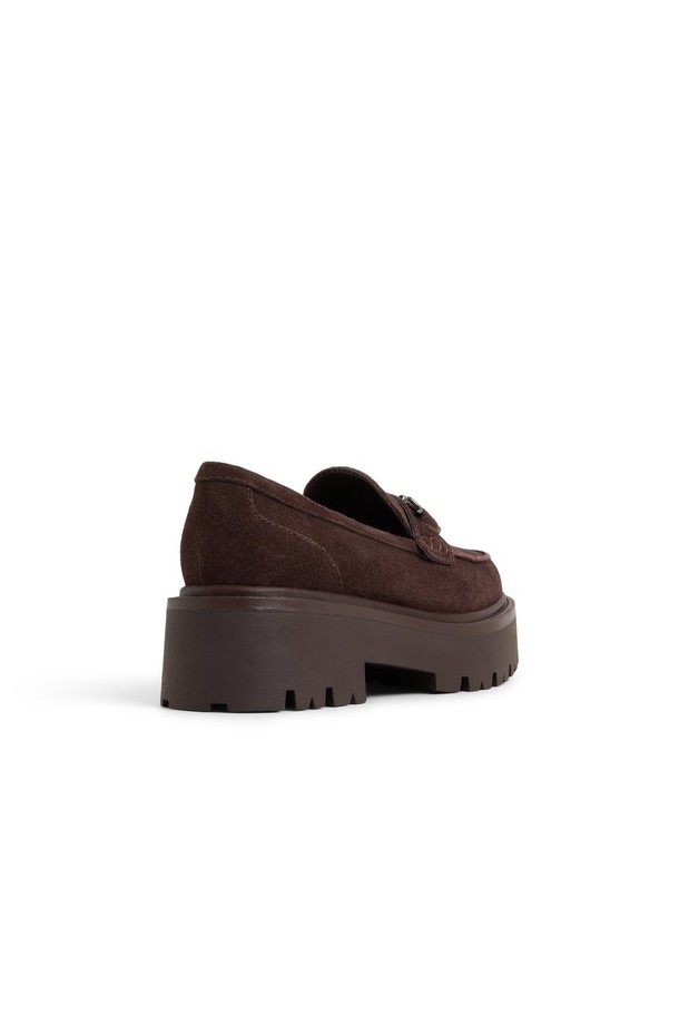 원아메스 필로우워크 로퍼 - 다크 브라운 ADD1S071FZ201은 여성용 로퍼로, 일상, 출근, 오피스, 모임룩에 모두 잘 어울립니다. 봄, 가을에 착용하기 좋으며, 라운드 앞코와 로우컷 탑라인, 청키솔 디자인이 특징입니다. 다크 브라운 컬러의 가죽 소재로 제작되었으며, 버클 여밈으로 클래식, 미니멀, 시크한 스타일을 연출할 수 있습니다. 로우힐 굽으로 편안함을 더하여, 발볼이 일반적인 여성분들에게 적합합니다.
