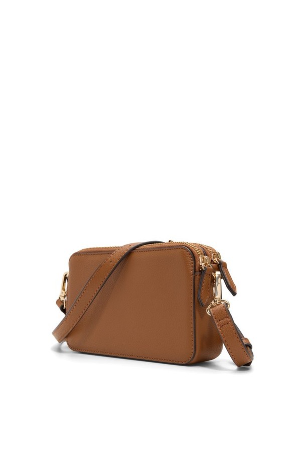 세련된 디자인의 데미 크로스 바디 - 탄(TAN) ADD1H090HZ274 가방입니다. 부드러운 합성가죽 소재에 탄(TAN) 컬러로 제작되어, 미니멀하고 시크한 스타일을 연출합니다. 버클 장식과 사각 모양이 특징이며, 숄더 스트랩으로 크로스백 또는 숄더백으로 활용 가능합니다. 지퍼형 잠금 방식으로 소지품을 안전하게 보관할 수 있으며, 데이트룩, 모임룩에 잘 어울립니다. 클래식, 미니멀, 시크 스타일을 즐겨 입는 여성분들께 추천합니다.
