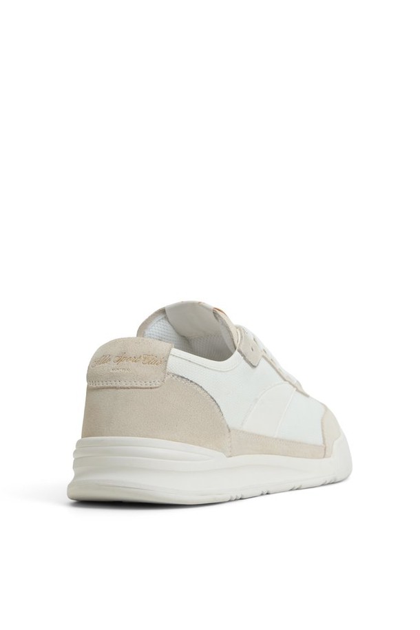 클럽엠티엘 스니커즈 - 화이트 ADD2N029FZ100은 캐주얼 및 미니멀 스타일을 추구하는 남성들을 위한 신발입니다. 캔버스 및 합성가죽 소재로 제작되어 편안함과 내구성을 동시에 제공하며, 라운드 앞코 디자인으로 발을 편안하게 감싸줍니다. 화이트 색상에 무지 패턴으로 어떤 옷에도 잘 어울리며, 봄, 여름, 가을 계절에 활용하기 좋습니다. 레이스업 방식으로 끈을 묶어 안정적인 착용감을 선사하며, 로우탑 디자인과 낮은 굽 높이, 가벼운 무게감으로 편안한 일상 착용을 돕습니다.
