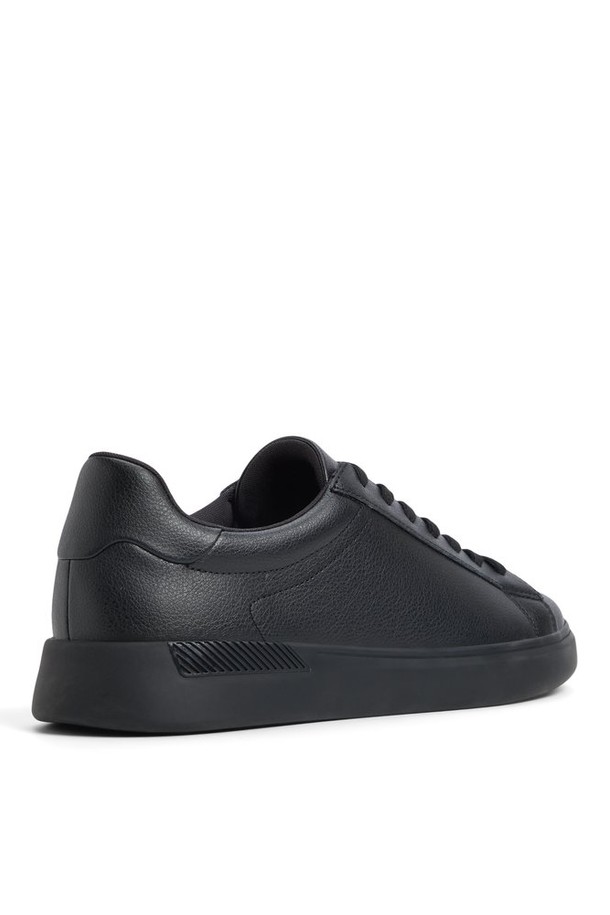 **쿨스펙 스니커즈 - 블랙 ADB2N187FZ004**는 남성용 스니커즈로, 사계절 내내 착용하기 좋습니다. 블랙 컬러의 무지 디자인에 라운드 앞코, 끈형 여밈, 로우탑 디자인이 특징입니다. 일상생활과 출근룩, 산책룩에 모두 잘 어울리며, 미니멀, 캐주얼, 클래식 스타일을 연출할 수 있습니다. 합성 가죽 소재로 제작되었으며, 발볼은 일반, 굽 높이는 낮은 플랫 타입입니다. 
