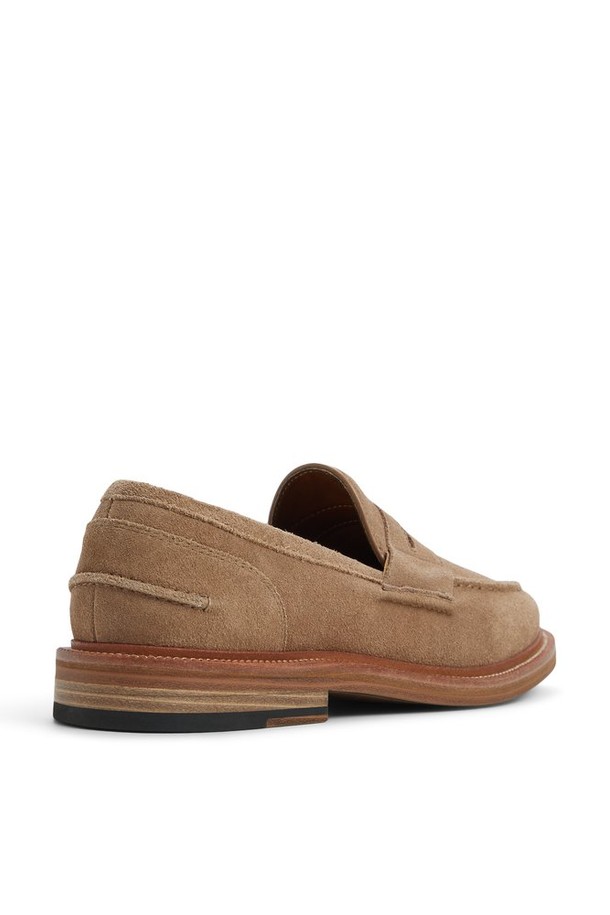 **벅클리 로퍼 - 토프 ADD2S024FZ252**는 남녀 모두 착용 가능한 유니섹스 로퍼입니다. 부드러운 소가죽 소재에 라운드 앞코 디자인으로 제작되어 편안한 착용감을 선사합니다. 토프 컬러의 무지 디자인은 클래식, 미니멀, 캐주얼 등 다양한 스타일과 잘 어울립니다. 봄, 여름, 가을 계절에 데이트룩, 쇼핑룩 등 다양한 TPO에 활용할 수 있으며, 폴리우레탄과 폴리에스터 안감으로 마감되었습니다. 슬립온 타입으로 신고 벗기 편리하며, 로우탑 디자인과 플랫 굽으로 편안함을 더했습니다.
