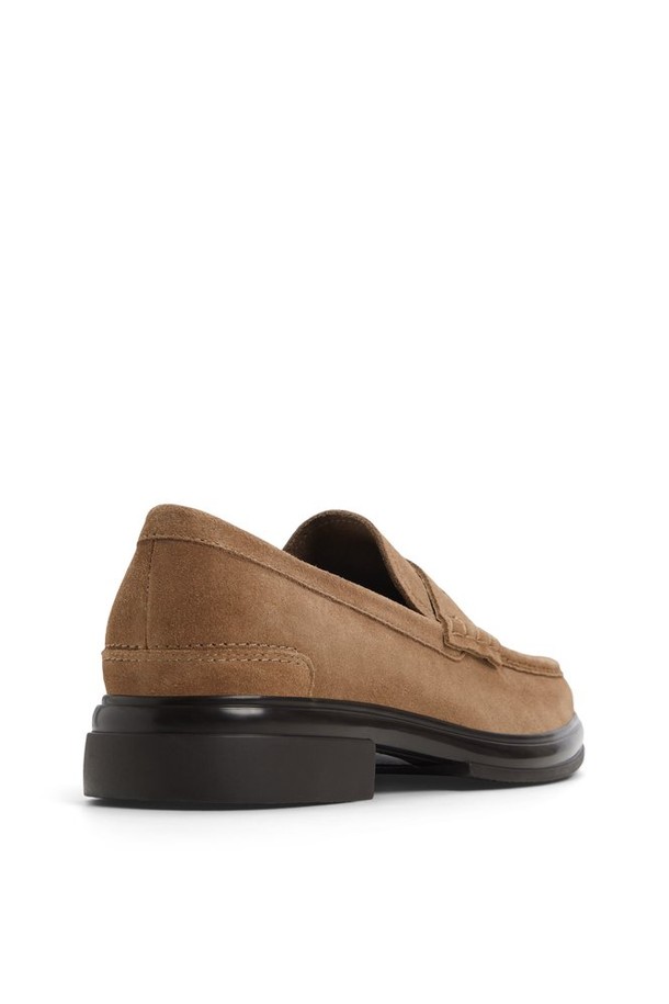 터커 로퍼 - 브라운 ADD2S003FZ240는 남성용 로퍼입니다. 부드러운 스웨이드 소재와 라운드 앞코 디자인으로, 캐주얼하면서도 클래식한 스타일을 연출합니다. 봄, 여름, 가을 계절에 적합하며, 슬립온 디자인으로 편안하게 착용할 수 있습니다. 로우컷 탑라인과 일반 발볼, 무지 패턴이 특징이며, 데이트룩과 비즈니스 캐주얼에 적합합니다. 심플한 디자인으로 다양한 스타일에 매치하기 용이한 아이템입니다.
