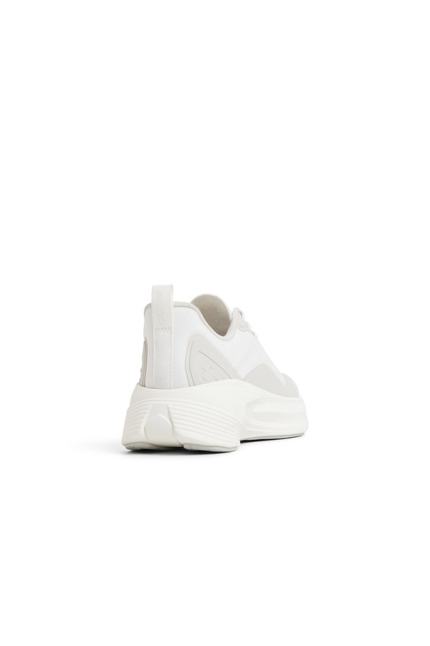 필로우스텝 필로우워크 스니커즈 - 화이트 ADD1N014FZ100는 남성용 운동화로, 일상생활과 워킹에 적합합니다. 봄, 여름, 가을 계절에 착용하기 좋으며, 라운드 앞코에 무지 디자인으로 깔끔함을 더했습니다. 가볍고 편안한 착용감을 제공하는 경량 스니커즈로, 끈으로 조절하여 착용할 수 있습니다. 출근룩과 산책룩에 캐주얼, 미니멀, 클래식 스타일을 연출하기 좋습니다.
