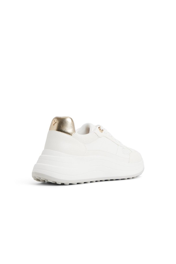 **켄배리 필로우워크 스니커즈 - 화이트 콤보 ADD1N067FZ172**는 남성용 **화이트** 컬러의 스니커즈입니다. 가볍게 제작되어 일상과 러닝 활동에 적합하며, 봄, 여름, 가을 계절에 착용하기 좋습니다. 라운드 앞코에 끈으로 여미는 디자인이며, 미니멀, 캐주얼, 스포티한 스타일을 연출할 수 있습니다. 합성가죽 소재로 제작되었으며, 낮은 굽과 플랫 형태의 밑창으로 편안한 착용감을 제공합니다. 러닝룩과 산책룩에 매치하여 활동적인 스타일을 완성해보세요.
