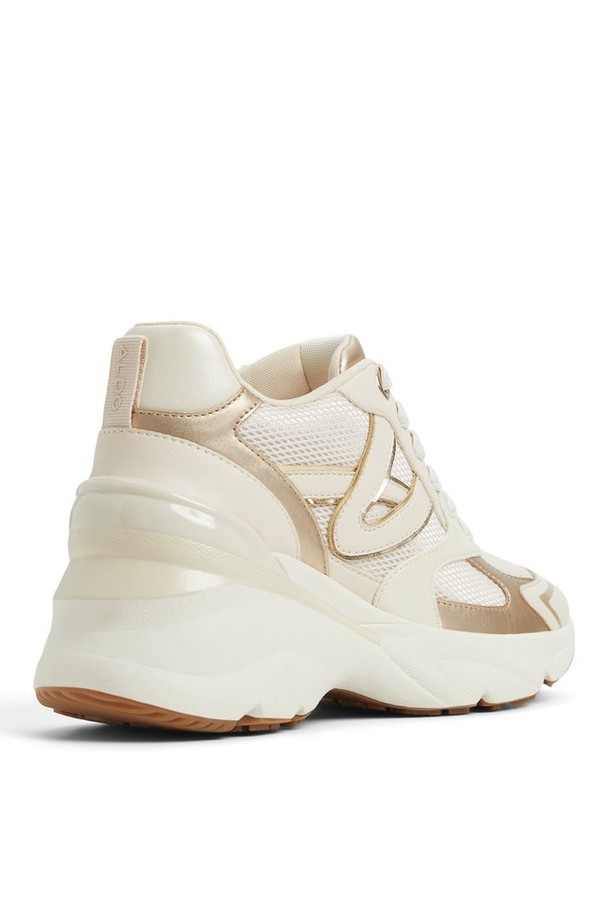 브레조스 웨지 필로우워크 스니커즈 - 크림 멀티 ADD1N008FZ163는 일상과 워킹에 적합한 남성용 운동화입니다. 크림과 멀티 컬러 배색, 라운드 앞코 디자인이 특징이며, 봄, 여름, 가을 계절에 착용하기 좋습니다. 합성가죽 소재에 웨지힐 굽이 적용되어 편안한 착화감을 선사하며, 필로우워크 쿠션으로 푹신함을 더했습니다. 캐주얼, 미니멀, 스포티 스타일의 산책룩, 출근룩에 매치하여 세련된 분위기를 연출해보세요.
