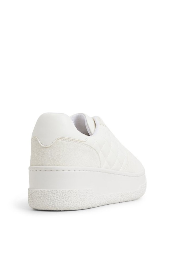 디발 필로우워크 스니커즈 - 화이트 ADD1N013FZ100는 일상, 출근룩, 산책룩에 모두 잘 어울리는 남성용 스니커즈입니다. 굽 높이가 낮고 플랫 타입으로 편안한 착용감을 제공하며, 라운드 앞코 디자인과 무지 패턴은 미니멀하면서도 클래식한 스타일을 연출합니다. 합성가죽 소재로 제작되어 관리가 용이하며, 끈으로 여미는 디자인으로 안정적인 핏을 선사합니다. 봄, 여름, 가을 계절에 활용하기 좋은, 캐주얼한 무드의 로우탑 스니커즈입니다.
