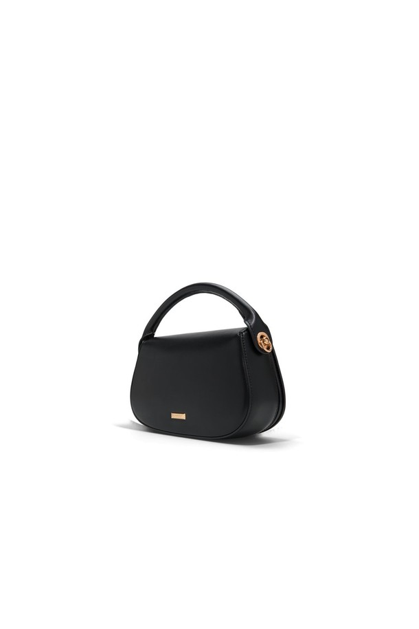 윌라마이 크로스 바디 - 블랙 ADD1H054HZ001는 여성용으로, 데이트룩, 모임룩, 오피스룩에 잘 어울리는 스타일의 크로스백입니다. 유행을 타지 않는 클래식, 미니멀, 시크한 디자인이 특징이며, 부드러운 폴리우레탄 소재로 제작되었습니다. 가방의 크기는 스몰 사이즈이며, 무지 패턴에 버클 장식이 포인트로 더해져 세련된 느낌을 줍니다. 반원 형태의 가방 모양에 탑핸들이 있어, 다양한 스타일로 연출할 수 있습니다. 버클형 잠금방식으로 내용물을 안전하게 보관할 수 있습니다.
