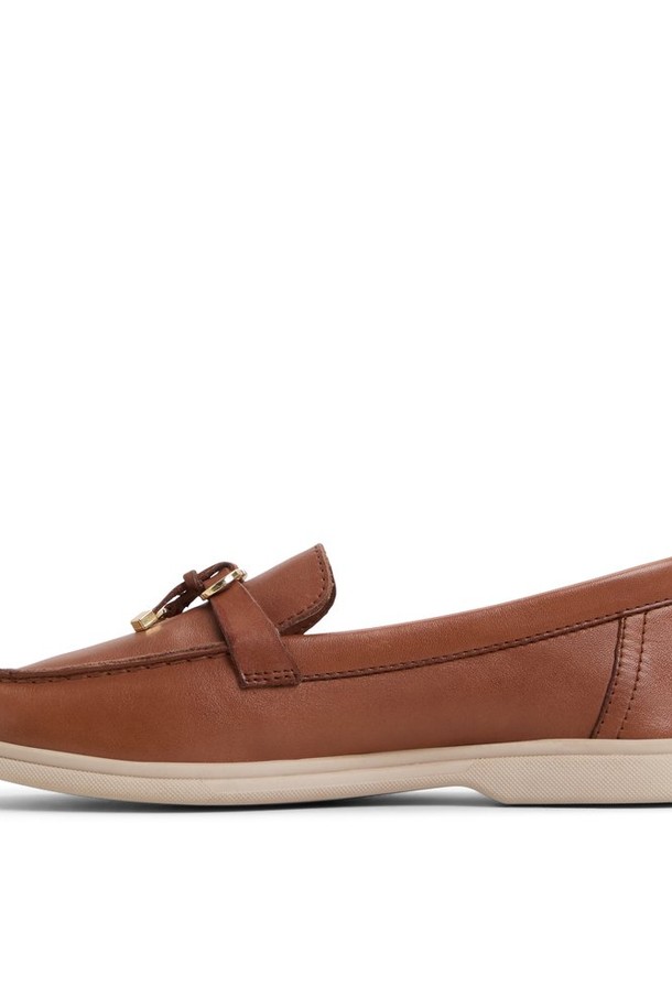 크레라스-인 필로우워크 로퍼는 여성스러움을 강조하는 로우컷 디자인으로, 부드러운 미디엄 브라운 컬러의 가죽 소재를 사용하여 고급스러운 분위기를 연출합니다. 라운드 앞코와 슬립온 스타일로 편안한 착용감을 제공하며, 플랫 굽과 필로우 쿠션으로 편안함을 더했습니다. 일상, 출근룩, 오피스룩, 모임룩 등 다양한 TPO에 활용 가능한 실용적인 아이템입니다. 클래식, 미니멀, 캐주얼 스타일을 즐겨 입는 여성분들에게 추천합니다.
