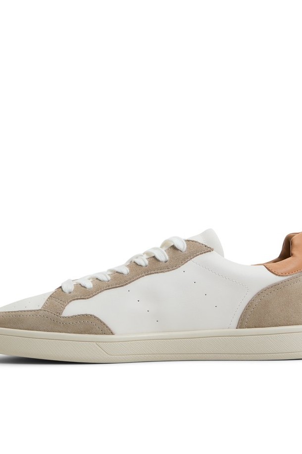 와일드브룩 스니커즈 - 크림색 ADC2F153FZ164는 남성용 신발로, 일상생활에서 편안하게 착용하기 좋은 스니커즈입니다. 부드러운 가죽과 스웨이드 소재를 사용하여 고급스러운 느낌을 주며, 라운드 앞코 디자인으로 편안한 착용감을 제공합니다. 크림색과 브라운 색상의 조화가 매력적이며, 무지 디자인으로 다양한 스타일에 매치하기 용이합니다. 봄, 여름, 가을 계절에 데이트룩, 산책룩 등 캐주얼, 레트로, 클래식 스타일로 연출하기 좋습니다. 끈 형태로 발을 안정적으로 잡아주며, 로우탑 디자인과 플랫한 굽으로 편안함을 더했습니다.
