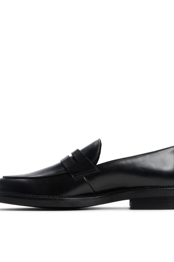 살리네로 필로우워크 로퍼 - 블랙 ADC2F121FZ001은 남성용 로퍼로, 일상생활에서 활용하기 좋은 제품입니다. 부드러운 가죽 소재와 라운드 앞코 디자인이 특징이며, 심플하고 클래식한 스타일을 연출합니다. 플랫 굽에 슬립온 형태로 제작되어 편안한 착용감을 제공하며, 봄, 여름, 가을 계절에 착용하기 적합합니다. 출근룩, 비즈니스 캐주얼, 모임룩 등 다양한 TPO에 활용 가능하며, 미니멀, 시크 스타일을 선호하는 분들께 추천합니다.
