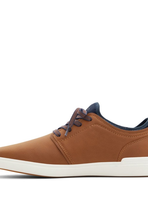 오모노 필로우워크 스니커즈 - 코냑 ADC2N140FZ220은 남성용 신발로, 일상생활과 출근룩, 데이트룩에 모두 잘 어울리는 캐주얼, 미니멀, 클래식 스타일의 스니커즈입니다. 부드러운 합성가죽 소재에 라운드 앞코 디자인으로 편안한 착용감을 제공하며, 굽 높이는 낮고 플랫 타입입니다. 코냑 색상과 무지 패턴이 세련된 느낌을 주며, 끈으로 여미는 로우탑 디자인은 다양한 스타일에 매치하기 좋습니다. 봄, 여름, 가을 계절에 활용하기 좋은 데일리 스니커즈입니다.
