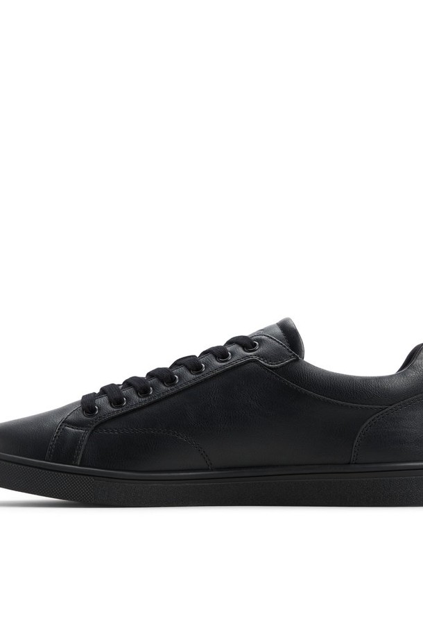 포커 필로우워크 스니커즈 - 블랙/블랙 ADC2N145FZ008는 남성용으로, 일상과 캐주얼 스타일 모두에 잘 어울리는 운동화입니다. 사계절 내내 착용 가능하며, 라운드 앞코에 플랫 굽으로 편안함을 더했습니다. 미니멀 디자인과 베이직한 스타일로, 출근룩에도 활용하기 좋습니다. 블랙 컬러의 무지 패턴에 끈으로 여미는 로우탑 디자인이 특징입니다. 합성가죽 소재로 제작되어 튼튼하며, 미니멀, 캐주얼, 클래식 스타일을 즐기는 분들께 추천합니다.
