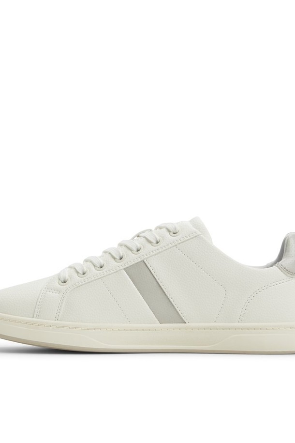 코엘린 필로우워크 스니커즈 - 화이트 ADC2N146FZ100는 남성을 위한 캐주얼 스니커즈입니다. 봄, 여름, 가을에 어울리는 이 신발은 라운드 앞코에 무지 디자인으로 심플함을 더했습니다. 합성가죽 소재로 제작되었으며, 플랫 굽과 끈으로 편안한 착용감을 제공합니다. 로우탑 디자인으로 산책룩, 미니멀 스타일 연출에 적합합니다. 평상시 편안하게 신을 수 있는 데일리 슈즈입니다.
