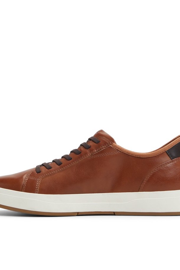 스코티 필로우워크 스니커즈 - 코냑 ADC2N142FZ220는 남성용 신발로, 일상생활에서 편안하게 착용할 수 있습니다. 부드러운 가죽 소재와 라운드 앞코 디자인이 특징이며, 굽 높이는 낮고 플랫 타입입니다. 코냑 컬러의 무지 디자인은 미니멀하면서도 캐주얼한 스타일을 연출하며, 끈으로 여미는 방식입니다. 출근룩이나 데이트룩에 활용하기 좋으며, 캐주얼, 미니멀, 클래식 스타일을 선호하는 남성에게 적합합니다.
