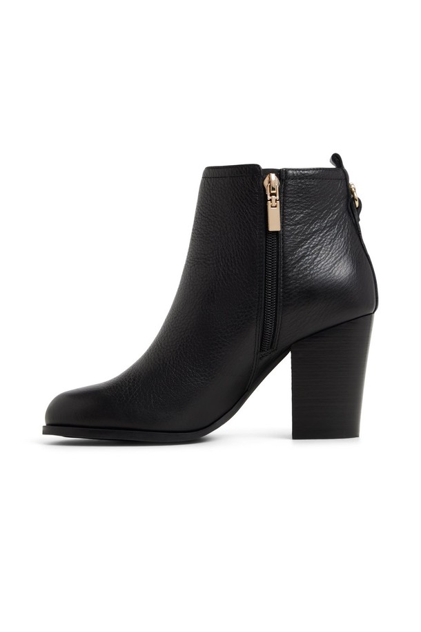 노에미아 필로우워크 앵클 부츠 - 블랙 ADD1B077FZ001는 여성용 앵클 부츠입니다. 가을과 겨울에 어울리는 블랙 컬러의 라운드 토 디자인으로, 가죽 소재와 청키힐 굽을 사용하여 클래식, 미니멀, 시크한 스타일을 연출합니다. 사이드 지퍼로 편안하게 착용 가능하며, 데이트룩, 오피스룩, 겨울 데일리룩 등 다양한 TPO에 활용할 수 있습니다. 하이힐 굽은 세련된 실루엣을 완성하며, 무지 패턴으로 어떤 옷에도 쉽게 매치할 수 있습니다.
