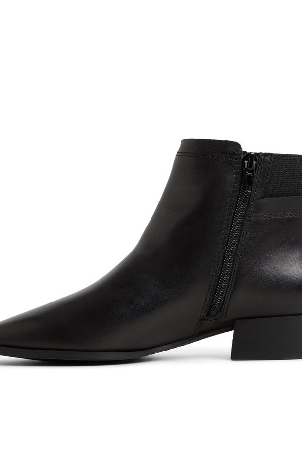 라넬다르 필로우워크 앵클 부츠 - 블랙 ADD1B078FZ001는 여성 고객을 위한 앵클 부츠입니다. 뾰족한 앞코와 로우힐 디자인으로, 가을과 겨울에 일상 및 출근, 오피스, 모임룩에 모두 잘 어울립니다. 심플한 디자인과 앵클 길이로 클래식, 미니멀, 시크한 스타일을 연출하기 좋습니다. 합성가죽 소재에 슬립온 방식으로 제작되었으며, 안감은 없습니다. 무지 패턴의 블랙 컬러로 다양한 스타일에 매치하기 용이합니다.
