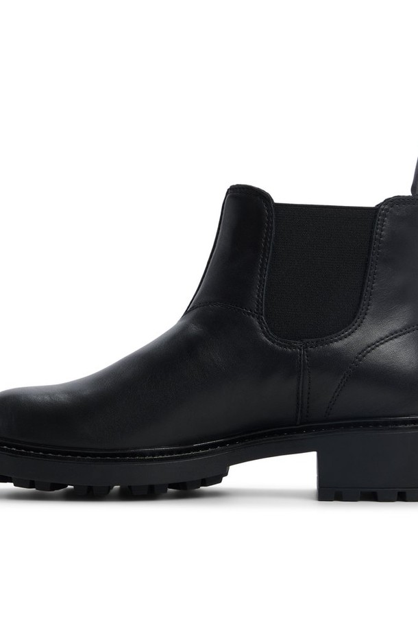 페이버셤 앵클 부츠 - 블랙 ADD1B075FZ001은 여성용 앵클 부츠로, 가을과 겨울에 착용하기 좋습니다. 라운드 앞코에 블랙 컬러, 가죽 소재로 제작되어 클래식, 미니멀, 시크한 스타일을 연출합니다. 일상, 출근룩, 모임룩에 모두 잘 어울리는 디자인이며, 고무밴드와 로우힐 굽으로 편안함과 스타일을 동시에 잡았습니다. 심플하고 베이직한 디자인으로 다양한 스타일에 매치하기 용이합니다.
