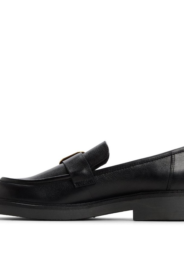 칼야 필로우워크 로퍼 - 블랙 ADD1S070FZ001은 여성용 로퍼로, 일상생활에서 활용하기 좋은 아이템입니다. 라운드 앞코에 블랙 컬러, 무지 디자인으로 어떤 스타일에도 쉽게 매치할 수 있습니다. 합성가죽 소재에 로우힐, 플랫 굽 타입으로 편안한 착용감을 선사하며, 슬립온 디자인으로 신고 벗기 편리합니다. 메탈 장식이 더해져 클래식, 미니멀, 시크한 스타일을 연출하며, 출근룩, 오피스룩, 데이트룩 등 다양한 TPO에 활용 가능합니다.
