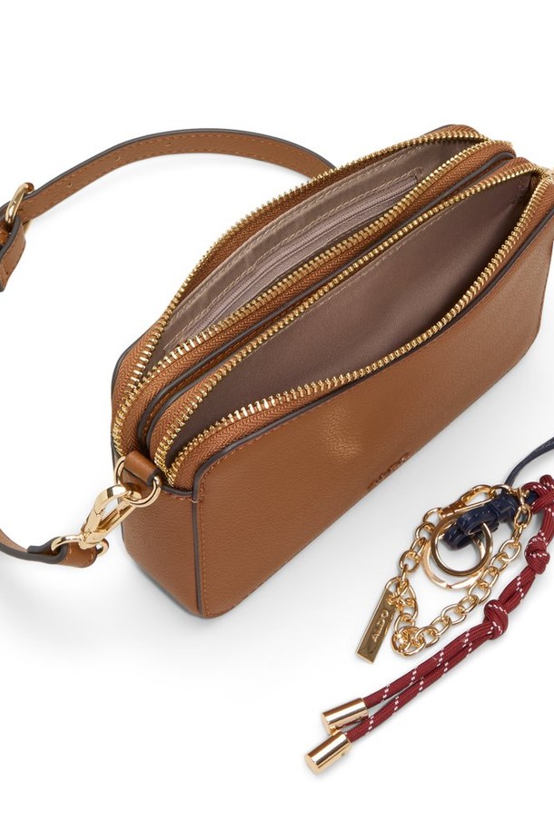 세련된 디자인의 데미 크로스 바디 - 탄(TAN) ADD1H090HZ274 가방입니다. 부드러운 합성가죽 소재에 탄(TAN) 컬러로 제작되어, 미니멀하고 시크한 스타일을 연출합니다. 버클 장식과 사각 모양이 특징이며, 숄더 스트랩으로 크로스백 또는 숄더백으로 활용 가능합니다. 지퍼형 잠금 방식으로 소지품을 안전하게 보관할 수 있으며, 데이트룩, 모임룩에 잘 어울립니다. 클래식, 미니멀, 시크 스타일을 즐겨 입는 여성분들께 추천합니다.
