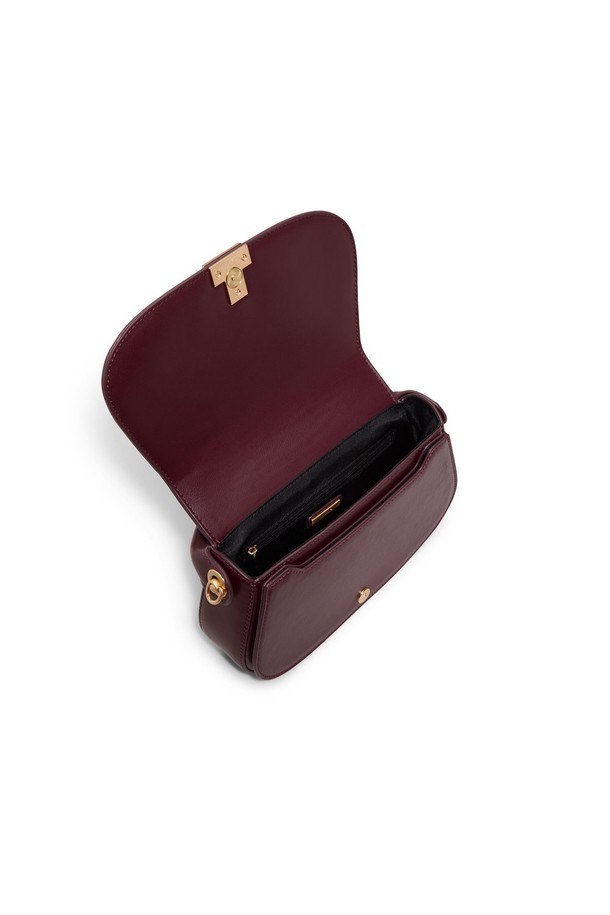 윌라마이 크로스 바디 - 다크 플럼 ADD1H054HZ508는 여성용 크로스백입니다. 미디엄 사이즈의 합성가죽 소재, 무지 패턴에 버클 장식이 돋보이는 반원 형태의 가방입니다. 다크 플럼 색상으로 세련된 분위기를 연출하며, 숄더 스트랩은 탈부착이 가능하여 실용적입니다. 버클형 잠금 방식으로 내용물을 안전하게 보호하며, 데이트룩, 모임룩, 소개팅룩 등 다양한 TPO에 활용 가능합니다. 클래식, 미니멀, 시크 스타일을 즐기는 여성에게 추천하며, 크로스백 기능으로 편안함을 더합니다.
