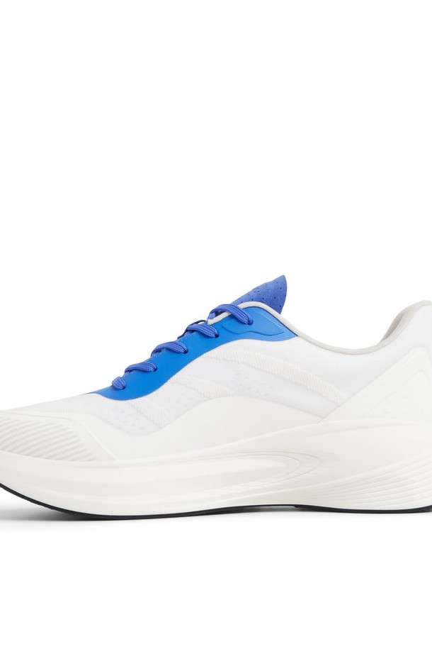 필로우스니커 스니커즈 - 화이트/블루 ADD2N027FZ107는 남성용 운동화입니다. 화이트와 블루 색상의 조화가 돋보이며, 라운드 앞코 디자인으로 편안함을 더했습니다. 합성가죽 소재로 제작되어 일상생활과 가벼운 러닝에 적합하며, 봄, 여름, 가을 계절에 활용하기 좋습니다. 끈 형태로 간편하게 착용할 수 있으며, 로우탑 디자인과 플랫 굽으로 미니멀, 캐주얼, 스포티한 스타일을 연출하기 좋습니다. 경량 디자인으로 편안한 착용감을 제공합니다.
