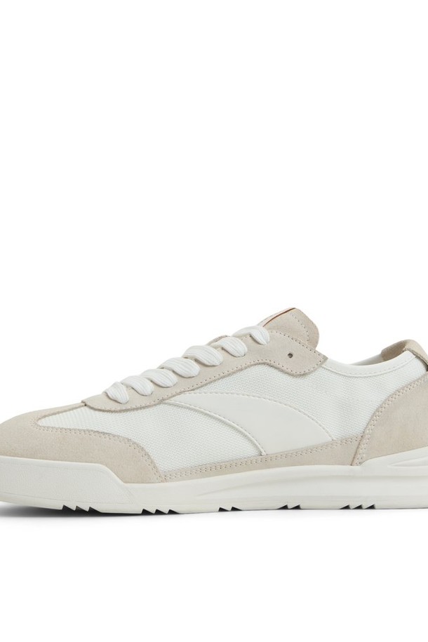 클럽엠티엘 스니커즈 - 화이트 ADD2N029FZ100은 캐주얼 및 미니멀 스타일을 추구하는 남성들을 위한 신발입니다. 캔버스 및 합성가죽 소재로 제작되어 편안함과 내구성을 동시에 제공하며, 라운드 앞코 디자인으로 발을 편안하게 감싸줍니다. 화이트 색상에 무지 패턴으로 어떤 옷에도 잘 어울리며, 봄, 여름, 가을 계절에 활용하기 좋습니다. 레이스업 방식으로 끈을 묶어 안정적인 착용감을 선사하며, 로우탑 디자인과 낮은 굽 높이, 가벼운 무게감으로 편안한 일상 착용을 돕습니다.
