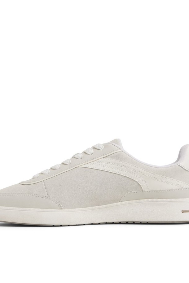 사이프레스 스니커즈 - 아이스 ADD2N086FZ102는 남성을 위한 캐주얼 스니커즈입니다. 아이스 컬러와 화이트 컬러의 조화로 시원하고 산뜻한 느낌을 주며, 봄, 여름, 가을에 착용하기 좋습니다. 라운드 앞코에 캔버스 소재를 사용하여 편안한 착용감을 제공하며, 플랫 굽과 레이스업 스타일로 심플하면서도 미니멀한 디자인을 강조합니다. 일상 및 산책룩에 잘 어울리는 로우탑 디자인의 가볍고 활동적인 스니커즈입니다.
