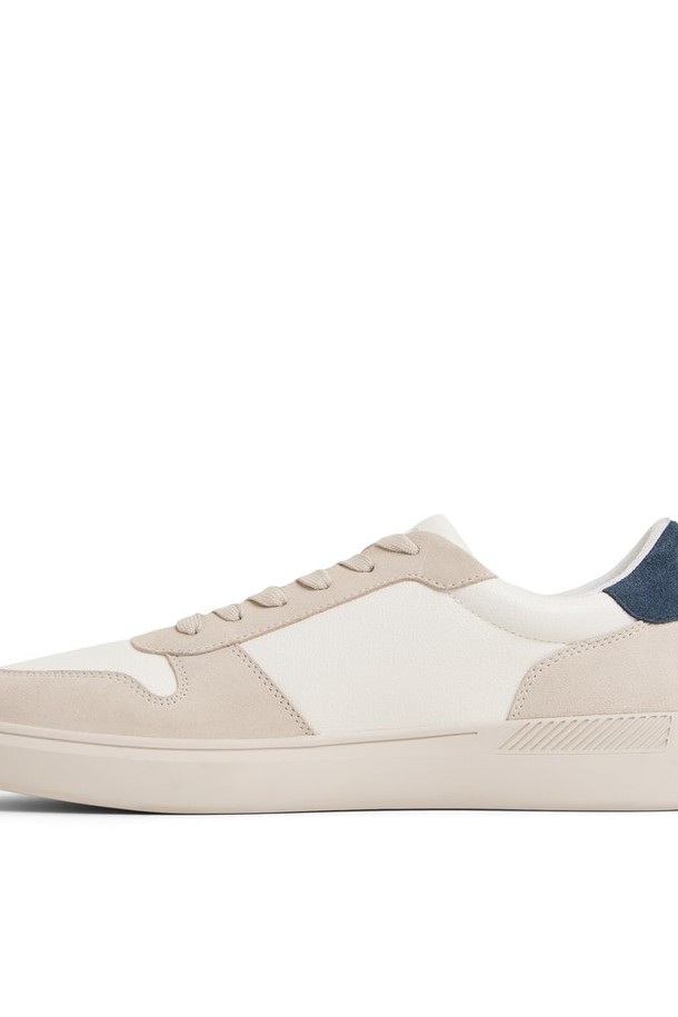 "레트로스니커 스니커즈 - 오픈화이트 ADD2N030FZ115"는 시대를 초월하는 매력을 담은 남성용 스니커즈입니다. 캔버스 소재와 로우탑 디자인, 라운드 앞코가 편안한 착용감을 선사합니다. 화이트와 베이지 컬러 조합은 어떤 스타일에도 잘 어울리며, 무지 패턴으로 미니멀한 감성을 더했습니다. 레이스업 방식으로 발을 안정적으로 잡아주며, 봄, 여름, 가을 계절에 캐주얼하고 레트로한 스타일을 연출하기 좋습니다. 일상생활에서 편안함과 스타일을 동시에 잡을 수 있는 아이템입니다.
