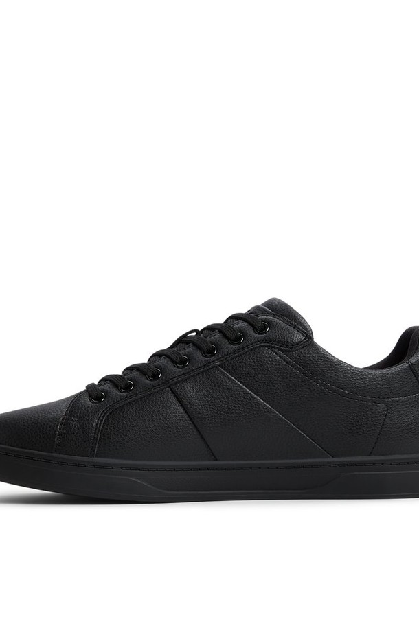 오지 스니커즈 - 아더 블랙 ADD2N028FZ009는 남성용 스니커즈입니다. 블랙 컬러의 무지 디자인으로, 캐주얼, 미니멀, 클래식 스타일을 연출하기 좋습니다. 합성 가죽 소재에 끈으로 여미는 로우탑 디자인이며, 사계절 내내 착용 가능합니다. 출근룩이나 데이트룩에 포인트 아이템으로 활용하기 좋으며, 라운드 앞코와 플랫 굽으로 편안함을 더했습니다. 미니멀한 디자인으로 다양한 스타일에 매치하기 용이합니다.
