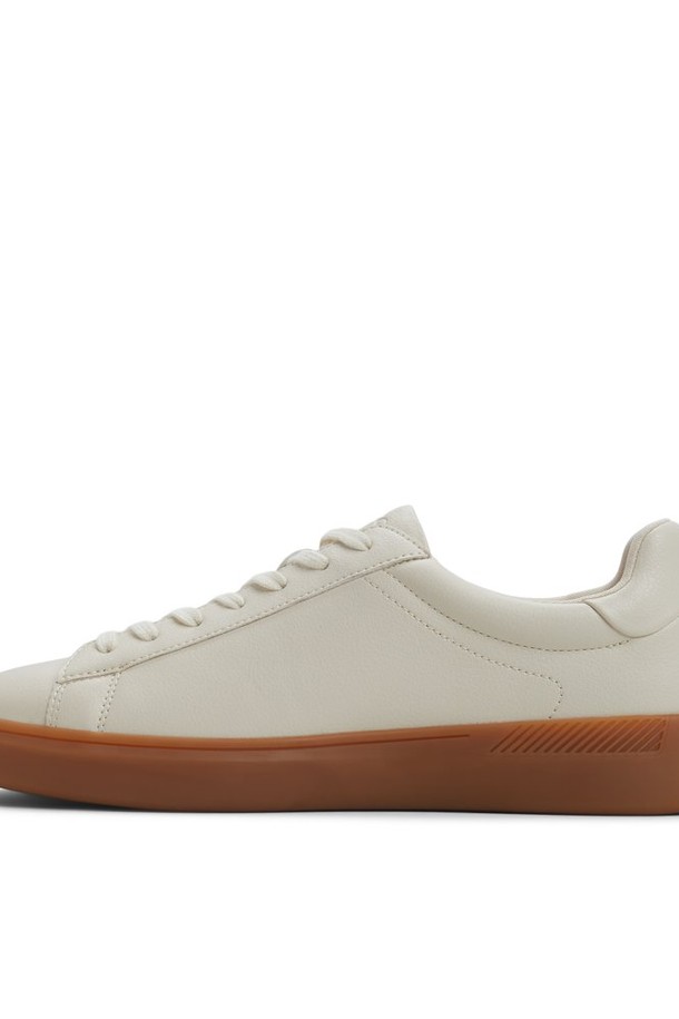 **쿨스펙 스니커즈 - 내추럴 ADB2N187FZ109**는 남성용 신발로, 일상생활에서 편안하게 착용할 수 있는 스니커즈입니다. 내추럴, 화이트, 브라운의 세 가지 색상으로 제공되며, 라운드 앞코에 레이스업 스타일로 디자인되었습니다. 합성가죽 소재를 사용하여 제작되었으며, 봄, 여름, 가을 계절에 착용하기 적합합니다. 캐주얼, 미니멀, 클래식 스타일을 선호하는 분들께 데이트룩, 산책룩 등 다양한 TPO에 맞춰 활용할 수 있는 베이직한 디자인의 로우탑 스니커즈입니다.
