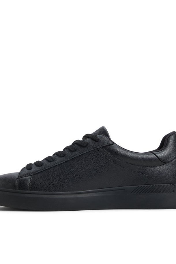 **쿨스펙 스니커즈 - 블랙 ADB2N187FZ004**는 남성용 스니커즈로, 사계절 내내 착용하기 좋습니다. 블랙 컬러의 무지 디자인에 라운드 앞코, 끈형 여밈, 로우탑 디자인이 특징입니다. 일상생활과 출근룩, 산책룩에 모두 잘 어울리며, 미니멀, 캐주얼, 클래식 스타일을 연출할 수 있습니다. 합성 가죽 소재로 제작되었으며, 발볼은 일반, 굽 높이는 낮은 플랫 타입입니다. 
